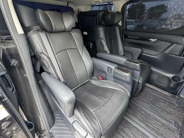 トヨタ ヴェルファイア Z Gエディション 福井県 2015(平27)年 8.9万km バーニングブラッククリスタルシャインガラスフレーク 純正18インチAW/ビルトインETC/レーダークルーズコントロール/衝突被害軽減システム/アイドリングストップ/１００V充電/後席用フリップダウンモニター/前席パワーシート/ステアリングヒーター/オットマン/電動リアゲート/両側パワースライドドア/前方ドライブレコーダー/前後コーナーセンサー/純正10インチメモリナビ（CD/DVD/BT/USB）/横滑り防止装置/盗難防止装置/LEDヘッドライト/スタッドレスタイヤ積込/社外シートカバー/オートホールド