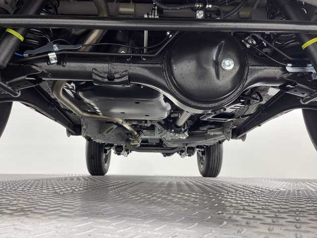 スズキ ジムニー XC 神奈川県 2025(令7)年 0.1万km未満 ミディアムグレー 届出済み未使用車/スズキセーフティーサポート/クルーズコントロール/デュアルセンサーブレーキ/アイドリングストップ/レーンキープアシスト/リアパーキングセンサー/前後シートヒーター/4WD/純正アルミホイール/革巻きステアリング/プッシュスタート/背面タイヤ/LEDヘッドライト/オートライト/フロントフォグランプ/電動格納ミラー