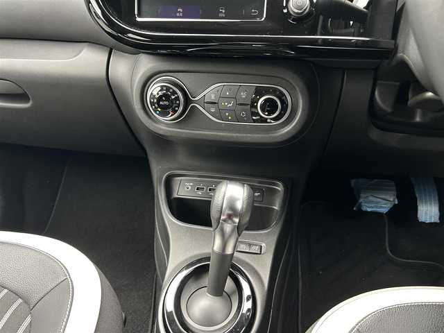 ルノー トゥインゴ サンドレ 茨城県 2020(令2)年 4.7万km グレー 後期型　/１００台限定車　/半革　/シートヒーター　/サブウーハー　/サイドプロテクションモール　/ＣａｒＰｌａｙ　/ＢＴ　/ＵＳＢ　/Ｂカメラ　/パークセンサー　/レーンアシスト　/ＬＥＤ　/クルーズコントロール　/ＥＴＣ/純正16インチAW/禁煙車