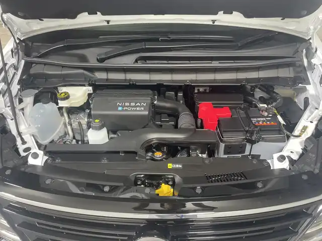 日産 セレナ e－パワー ハイウェイスター V 神奈川県 2025(令7)年 0.1千km 白 登録済未使用車/純正12.3インチコネクトナビゲーション/BT&USB&HDMI&フルセグTV/全方位カメラ/プロパイロット/インテリジェントエマージェンシーブレーキ/前方衝突予測警報/衝突回避ステアリングアシスト/車線逸脱防止支援システム/車線逸脱警報/後側方衝突防止支援システム/後側方車両検知警報/後退時車両検知警報/ふらつき警報/踏み間違い衝突防止アシスト/標識検知機能/インテリジェントクルーズコントロール/デジタルインナーミラー/純正ドライブレコーダー前後/純正ビルトインETC2.0/両側パワースライドドア /ハンズフリーパワースライドドア /ワイヤレス充電器/LEDヘッドライト/オートマチックハイビーム/LEDフォグライト