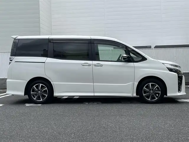 トヨタ ヴォクシー ZS 煌Ⅲ 群馬県 2020(令2)年 5.1万km ホワイトパールクリスタルシャイン ワンオーナー/トヨタセーフティセンス/純正メモリナビゲーション/（CD/DVD/SD/USB/HDMI/フルセグTV）/バックカメラ/両側パワースライドドア/純正フリップダウンモニター/ビルトインETC2.0/クルーズコントロール/前方ドライブレコーダー/ステアリングスイッチ/LEDヘッドライト/フォグライト/オートライト/アイドリングストップ/ドアバイザー/電格ミラー/純正フロアマット/純正16インチアルミホイール