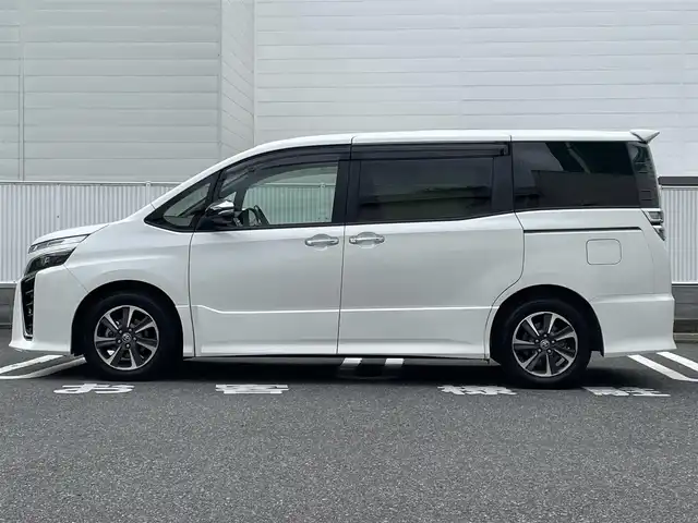 トヨタ ヴォクシー ZS 煌Ⅲ 群馬県 2020(令2)年 5.1万km ホワイトパールクリスタルシャイン ワンオーナー/トヨタセーフティセンス/純正メモリナビゲーション/（CD/DVD/SD/USB/HDMI/フルセグTV）/バックカメラ/両側パワースライドドア/純正フリップダウンモニター/ビルトインETC2.0/クルーズコントロール/前方ドライブレコーダー/ステアリングスイッチ/LEDヘッドライト/フォグライト/オートライト/アイドリングストップ/ドアバイザー/電格ミラー/純正フロアマット/純正16インチアルミホイール