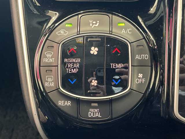 トヨタ ヴォクシー ZS 煌Ⅲ 埼玉県 2020(令2)年 5.1万km ホワイトパールクリスタルシャイン トヨタセーフティーセンス/純正フリップダウンモニター /純正9インチメモリナビ/　　CD/DVD/BT/フルセグ /バックカメラ /両側パワースライドドア /クルーズコントロール /ハーフレザーシート /純正16インチアルミホイール/ステアリングスイッチ /純正ETC2.0