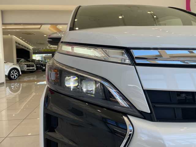トヨタ ヴォクシー ZS 煌Ⅲ 埼玉県 2020(令2)年 5.1万km ホワイトパールクリスタルシャイン トヨタセーフティーセンス/純正フリップダウンモニター /純正9インチメモリナビ/　　CD/DVD/BT/フルセグ /バックカメラ /両側パワースライドドア /クルーズコントロール /ハーフレザーシート /純正16インチアルミホイール/ステアリングスイッチ /純正ETC2.0
