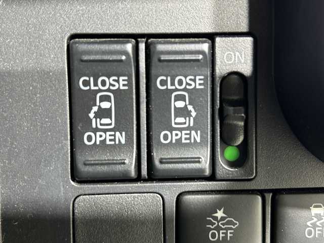 トヨタ ルーミー カスタムG 神奈川県 2019(平31)年 3万km ブライトシルバーM 純正７型SDナビゲーション【NSZN-W68】/フルセグ　CD　AUX　Bluetooth　SD/パノラミックビューモニター/両側電動スライドドア【サンシェード】/スマートアシスト/衝突回避支援ブレーキ/衝突警報機能/ブレーキ制御付誤発進抑制機能/路側逸脱警報/オートハイビーム/クルーズコントロール/アイドリングストップ/革巻きステアリング/ステアリングスイッチ/前後ソナー/プッシュスタート/スマートキー/LEDヘッドランプ/LEDフロントフォグランプ/オートライト/純正１４インチアルミホイール/純正フロントスポイラー/スペアキー