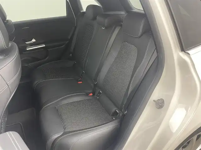 メルセデス・ベンツ Ｂ２００ｄ 岡山県 2021(令3)年 6.1万km ポーラホワイト 純正10.25インチナビ/【Bluetooth/フルセグTV/USB接続】/全方位カメラ/ハーフレザーシート/運転席シートヒーター/運転席パワーシート/シートメモリー/ヘッドアップディスプレイ/パドルシフト/ビルトインETC2.0/LEDヘッドライト/フォグランプ/オートライト/ワイヤレス充電/衝突軽減ブレーキシステム/ブラインドスポットモニター/追従型クルーズコントロール/新車保証書/取扱説明書/ナビ取扱説明書