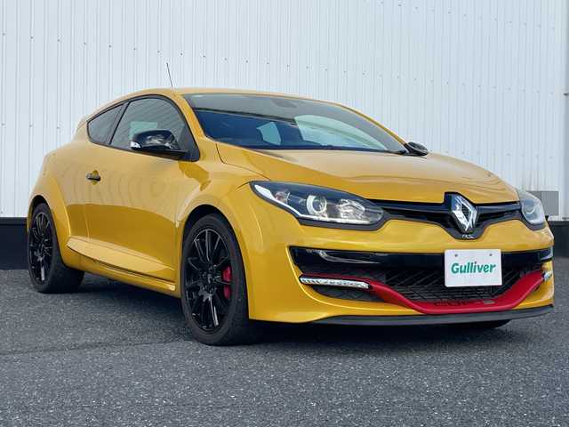 ルノー メガーヌ ルノー スポール CUP－S 千葉県 2015(平27)年 5.6万km ジョンシリウス 60台限定車/カーボンエンド付きアクラポヴィッチ製チタンマフラー/RECARO製レザー＆アルカンターラコンビシート/オーリンズ製調整式ダンパー/スピードライン製純正19インチAW/ブレンボ製ブレーキキャリパー/社外7インチHDDナビ/(AM/FM/フルセグ/Bluetooth/SD/CD/DVD)/ドライブレコーダー/バックカメラ/クルーズコントロール/横滑り防止装置/ETC/アイドリングストップ/オートライト/ウィンカーミラー/電動格納ミラー/シートリフター/禁煙車/プッシュスタート/カードキー/フロアマット/スペアキー/取扱説明書