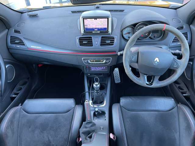 ルノー メガーヌ ルノー スポール CUP－S 千葉県 2015(平27)年 5.6万km ジョンシリウス 60台限定車/カーボンエンド付きアクラポヴィッチ製チタンマフラー/RECARO製レザー＆アルカンターラコンビシート/オーリンズ製調整式ダンパー/スピードライン製純正19インチAW/ブレンボ製ブレーキキャリパー/社外7インチHDDナビ/(AM/FM/フルセグ/Bluetooth/SD/CD/DVD)/ドライブレコーダー/バックカメラ/クルーズコントロール/横滑り防止装置/ETC/アイドリングストップ/オートライト/ウィンカーミラー/電動格納ミラー/シートリフター/禁煙車/プッシュスタート/カードキー/フロアマット/スペアキー/取扱説明書