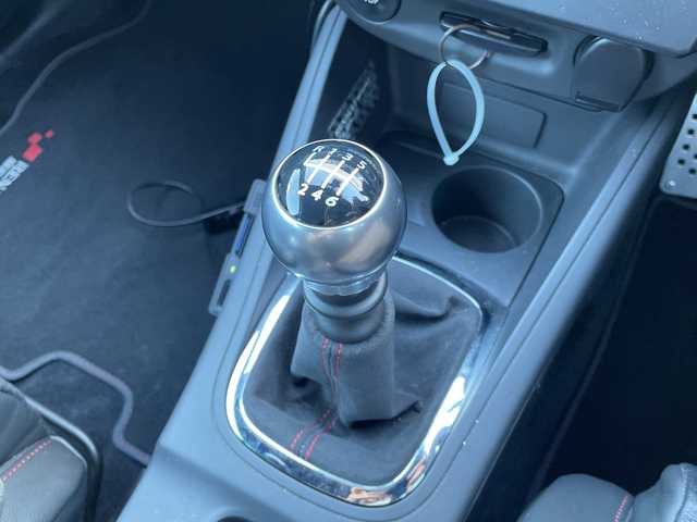 ルノー メガーヌ ルノー スポール CUP－S 千葉県 2015(平27)年 5.6万km ジョンシリウス 60台限定車/カーボンエンド付きアクラポヴィッチ製チタンマフラー/RECARO製レザー＆アルカンターラコンビシート/オーリンズ製調整式ダンパー/スピードライン製純正19インチAW/ブレンボ製ブレーキキャリパー/社外7インチHDDナビ/(AM/FM/フルセグ/Bluetooth/SD/CD/DVD)/ドライブレコーダー/バックカメラ/クルーズコントロール/横滑り防止装置/ETC/アイドリングストップ/オートライト/ウィンカーミラー/電動格納ミラー/シートリフター/禁煙車/プッシュスタート/カードキー/フロアマット/スペアキー/取扱説明書