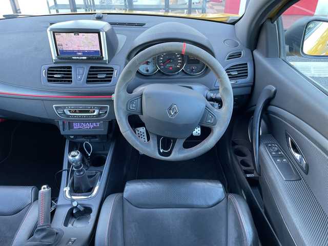 ルノー メガーヌ ルノー スポール CUP－S 千葉県 2015(平27)年 5.6万km ジョンシリウス 60台限定車/カーボンエンド付きアクラポヴィッチ製チタンマフラー/RECARO製レザー＆アルカンターラコンビシート/オーリンズ製調整式ダンパー/スピードライン製純正19インチAW/ブレンボ製ブレーキキャリパー/社外7インチHDDナビ/(AM/FM/フルセグ/Bluetooth/SD/CD/DVD)/ドライブレコーダー/バックカメラ/クルーズコントロール/横滑り防止装置/ETC/アイドリングストップ/オートライト/ウィンカーミラー/電動格納ミラー/シートリフター/禁煙車/プッシュスタート/カードキー/フロアマット/スペアキー/取扱説明書