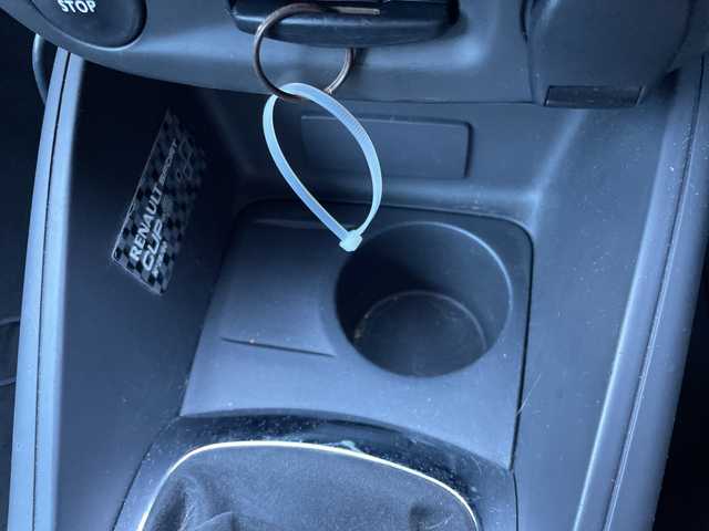 ルノー メガーヌ ルノー スポール CUP－S 千葉県 2015(平27)年 5.6万km ジョンシリウス 60台限定車/カーボンエンド付きアクラポヴィッチ製チタンマフラー/RECARO製レザー＆アルカンターラコンビシート/オーリンズ製調整式ダンパー/スピードライン製純正19インチAW/ブレンボ製ブレーキキャリパー/社外7インチHDDナビ/(AM/FM/フルセグ/Bluetooth/SD/CD/DVD)/ドライブレコーダー/バックカメラ/クルーズコントロール/横滑り防止装置/ETC/アイドリングストップ/オートライト/ウィンカーミラー/電動格納ミラー/シートリフター/禁煙車/プッシュスタート/カードキー/フロアマット/スペアキー/取扱説明書