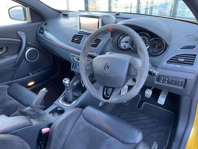 ルノー メガーヌ ルノー スポール CUP－S 千葉県 2015(平27)年 5.6万km ジョンシリウス 60台限定車/カーボンエンド付きアクラポヴィッチ製チタンマフラー/RECARO製レザー＆アルカンターラコンビシート/オーリンズ製調整式ダンパー/スピードライン製純正19インチAW/ブレンボ製ブレーキキャリパー/社外7インチHDDナビ/(AM/FM/フルセグ/Bluetooth/SD/CD/DVD)/ドライブレコーダー/バックカメラ/クルーズコントロール/横滑り防止装置/ETC/アイドリングストップ/オートライト/ウィンカーミラー/電動格納ミラー/シートリフター/禁煙車/プッシュスタート/カードキー/フロアマット/スペアキー/取扱説明書