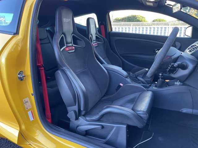 ルノー メガーヌ ルノー スポール CUP－S 千葉県 2015(平27)年 5.6万km ジョンシリウス 60台限定車/カーボンエンド付きアクラポヴィッチ製チタンマフラー/RECARO製レザー＆アルカンターラコンビシート/オーリンズ製調整式ダンパー/スピードライン製純正19インチAW/ブレンボ製ブレーキキャリパー/社外7インチHDDナビ/(AM/FM/フルセグ/Bluetooth/SD/CD/DVD)/ドライブレコーダー/バックカメラ/クルーズコントロール/横滑り防止装置/ETC/アイドリングストップ/オートライト/ウィンカーミラー/電動格納ミラー/シートリフター/禁煙車/プッシュスタート/カードキー/フロアマット/スペアキー/取扱説明書