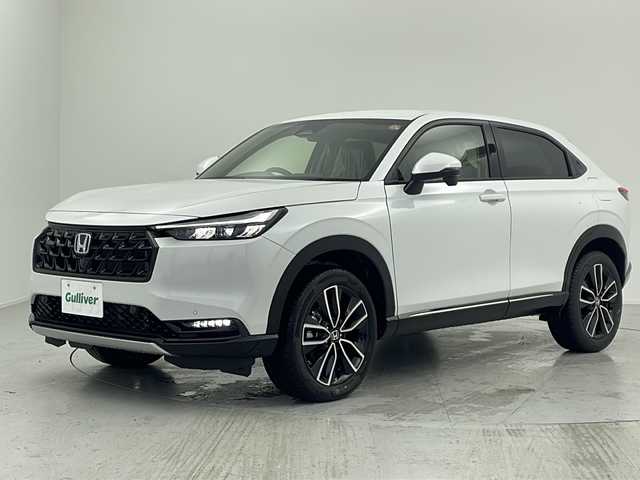 ホンダ ヴェゼル ハイブリッド e:HEV Z 愛知県 2025(令7)年 0.1万km未満 プラチナホワイトパール 登録時走行距離　5km/登録済未使用車/Honda SENSING/●衝突軽減ブレーキ/●先行車発進お知らせ機能/●歩行者事故低減ステアリング/●路外逸脱抑制機能/●標識認識機能/●渋滞追従機能付アダプティブクルーズコントロール/●車線維持支援システム/●トラフィックジャムアシスト/●ブラインドスポットインフォメーション/●誤発進抑制機能/●後方誤発進抑制機能/●近距離衝突軽減ブレーキ/●急アクセル抑制機能/●パーキングセンサーシステム/●後退出庫サポート/●オートハイビーム/●アダプティブドライビングビーム/Honda CONNECTディスプレイオーディオ/・AM/FM/USB/・AppleCarPlay/AndroidAuto/・Bluetooth/・フルセグTV/バックカメラ/ステアリングスイッチ/本革巻きステアリング/ETC2.0/前席シートヒーター/ハンズフリーアクセスパワーテールゲート/LEDシーケンシャルターンシグナルランプ/オートマチックヘッドライト/フォグランプ/ワイヤレス充電器/USB充電【type-C】/フロントグリル【ベルリナブラック】/純正18インチアルミホイール