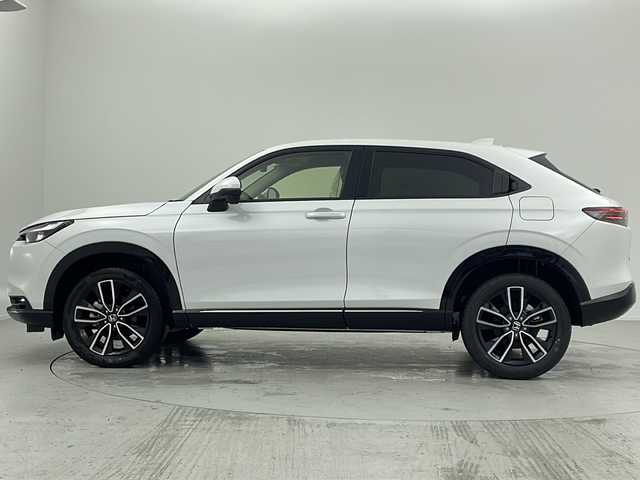 ホンダ ヴェゼル ハイブリッド e:HEV Z 愛知県 2025(令7)年 0.1万km未満 プラチナホワイトパール 登録時走行距離　5km/登録済未使用車/Honda SENSING/●衝突軽減ブレーキ/●先行車発進お知らせ機能/●歩行者事故低減ステアリング/●路外逸脱抑制機能/●標識認識機能/●渋滞追従機能付アダプティブクルーズコントロール/●車線維持支援システム/●トラフィックジャムアシスト/●ブラインドスポットインフォメーション/●誤発進抑制機能/●後方誤発進抑制機能/●近距離衝突軽減ブレーキ/●急アクセル抑制機能/●パーキングセンサーシステム/●後退出庫サポート/●オートハイビーム/●アダプティブドライビングビーム/Honda CONNECTディスプレイオーディオ/・AM/FM/USB/・AppleCarPlay/AndroidAuto/・Bluetooth/・フルセグTV/バックカメラ/ステアリングスイッチ/本革巻きステアリング/ETC2.0/前席シートヒーター/ハンズフリーアクセスパワーテールゲート/LEDシーケンシャルターンシグナルランプ/オートマチックヘッドライト/フォグランプ/ワイヤレス充電器/USB充電【type-C】/フロントグリル【ベルリナブラック】/純正18インチアルミホイール