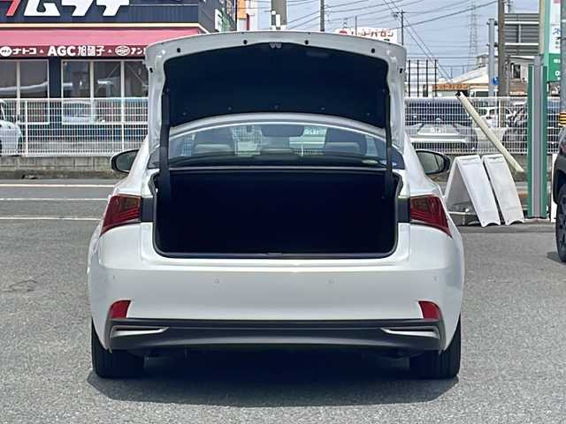 レクサス ＩＳ 300h バージョンL 愛知県 2017(平29)年 5万km ソニッククォーツ /禁煙/ディーラー整備記録簿H29.30.31.R1.2.3.4.5.6.7//ベージュ革シート/シートヒーター/エアシート//純正ナビ/フルセグ/CD/DVD/BD/BT/AUX/USB//バックカメラ/ビルトインETC/純正ドラレコ//革巻きステア/ステアスイッチ/パドルシフト//メモリ付きパワーシート//純正17インチAW//プッシュスタート/スマートキー//PCS/LDA/ACC/BSM//クリアランスソナー//オートリトラウインカーミラー//照明付きバニティミラー//自動防眩ルームミラー//寒冷地仕様//純正フロアマット//新車時保証書//取扱説明書//スペアスマートキー/カードキー有