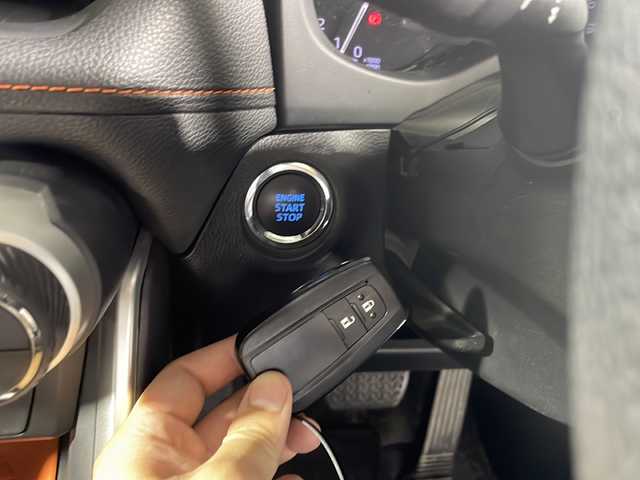 トヨタ ＲＡＶ４ アドベンチャー 沖縄県 2020(令2)年 5万km アーバンカーキ 禁煙車/カロッツェリア９インチナビ/ＴＲＤルーフキャリア/純正ドライブレコーダー/衝突軽減ブレーキ/ＥＴＣ/レーダークルーズコントロール/ＬＥＤヘッドライト/オートライト/ＴＲＤフロントバンパーガーニッシュ(LED付)/ダウンヒルアシストコントロール/純正フロアマット/純正ドアバイザー/電動格納ウィンカーミラー
