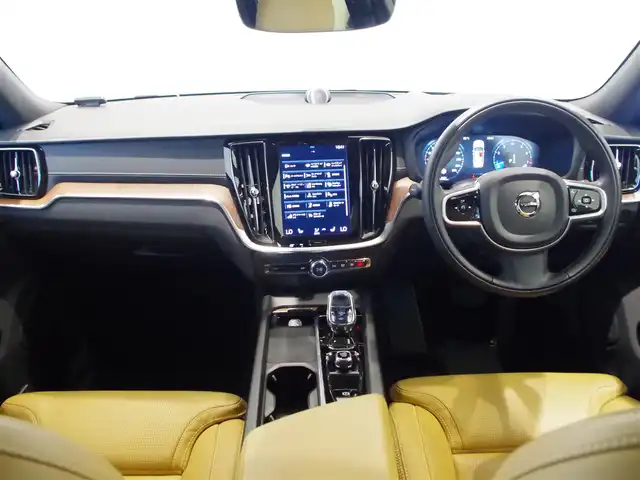 ボルボ Ｖ６０ 岐阜県 2022(令4)年 2.3万km ぺブルグレー ラグジュアリーパッケージ/チルトアップ機構付電動パノラマ・ガラス・サンルーフ Bowers&Wilkinsプレミアムサウンド・オーディオシステム/テイラード・ダッシュボード/運転支援機能/パイロット・アシスト（車線維持支援機能）/全車速追従機能付ACC（アダプティブ・クルーズ・コントロール）/ステアリング・アシスト（後車衝突回避支援機能付ブラインドスポット・インフォメーション・システム）/衝突回避・被害軽減ブレーキ機能付CTA（クロス・トラフィック・アラート）/被追突時警告機能（静止時ブレーキ維持機能付）/フルセグTV/前席後席シートヒーター/前席エアシート/前席パワーシート