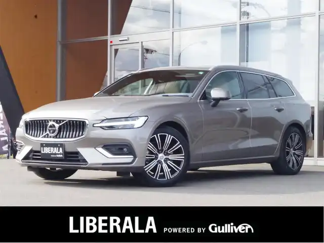 ボルボ Ｖ６０ 岐阜県 2022(令4)年 2.3万km ぺブルグレー ラグジュアリーパッケージ/チルトアップ機構付電動パノラマ・ガラス・サンルーフ Bowers&Wilkinsプレミアムサウンド・オーディオシステム/テイラード・ダッシュボード/運転支援機能/パイロット・アシスト（車線維持支援機能）/全車速追従機能付ACC（アダプティブ・クルーズ・コントロール）/ステアリング・アシスト（後車衝突回避支援機能付ブラインドスポット・インフォメーション・システム）/衝突回避・被害軽減ブレーキ機能付CTA（クロス・トラフィック・アラート）/被追突時警告機能（静止時ブレーキ維持機能付）/フルセグTV/前席後席シートヒーター/前席エアシート/前席パワーシート