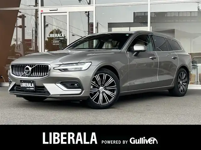 ボルボ Ｖ６０ B5 インスクリプション 岐阜県 2022(令4)年 2.3万km ぺブルグレー Bowers&Wilkinsプレミアムサウンド・オーディオシステム/チルトアップ機構付電動パノラマ・ガラス・サンルーフ /City Safety（衝突回避被害軽減ブレーキシステム）/ 歩行者サイクリスト大型動物検知機能（夜間含む）/ インターセクションサポート（右折時対向車検知機能）/ステアリングサポート（衝突回避支援機能）/LKA（レーンキーピングエイド）/DAC（ドライバーアラートコントロール）/RSI（ロードサインインフォメーション）/アダプティブクルーズコントロール/ステアリングアシスト付ブラインドスポットインフォメーション/CTA（クロストラフィックアラート）/被追突時警告機能（静止時ブレーキ維持機能付）/HDDナビゲーションシステム/地上デジタルTV/タッチスクリーン式センターディスプレイ/Bluetooth/Apple CarPlay/Android Auto/360°カメラ/ヘッドアップディスプレイ/フルアクティブLEDヘッドライト/ETC2.0対応車載器/クライメートパッケージ/前席エアシート/前席メモリーパワーシート/後席シートヒーター/ステアリングヒーター