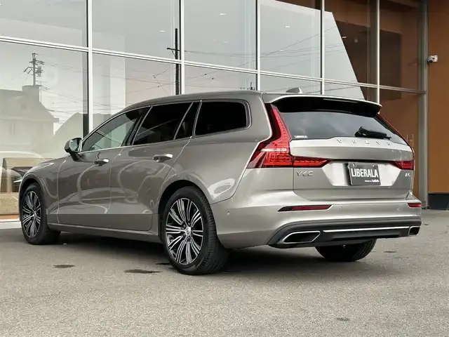ボルボ Ｖ６０ B5 インスクリプション 岐阜県 2022(令4)年 2.3万km ぺブルグレー Bowers&Wilkinsプレミアムサウンド・オーディオシステム/チルトアップ機構付電動パノラマ・ガラス・サンルーフ /City Safety（衝突回避被害軽減ブレーキシステム）/ 歩行者サイクリスト大型動物検知機能（夜間含む）/ インターセクションサポート（右折時対向車検知機能）/ステアリングサポート（衝突回避支援機能）/LKA（レーンキーピングエイド）/DAC（ドライバーアラートコントロール）/RSI（ロードサインインフォメーション）/アダプティブクルーズコントロール/ステアリングアシスト付ブラインドスポットインフォメーション/CTA（クロストラフィックアラート）/被追突時警告機能（静止時ブレーキ維持機能付）/HDDナビゲーションシステム/地上デジタルTV/タッチスクリーン式センターディスプレイ/Bluetooth/Apple CarPlay/Android Auto/360°カメラ/ヘッドアップディスプレイ/フルアクティブLEDヘッドライト/ETC2.0対応車載器/クライメートパッケージ/前席エアシート/前席メモリーパワーシート/後席シートヒーター/ステアリングヒーター