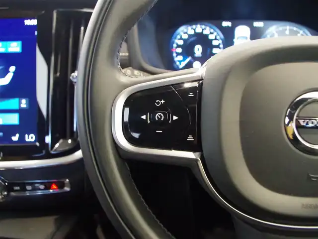 ボルボ Ｖ６０ 岐阜県 2022(令4)年 2.3万km ぺブルグレー ラグジュアリーパッケージ/チルトアップ機構付電動パノラマ・ガラス・サンルーフ Bowers&Wilkinsプレミアムサウンド・オーディオシステム/テイラード・ダッシュボード/運転支援機能/パイロット・アシスト（車線維持支援機能）/全車速追従機能付ACC（アダプティブ・クルーズ・コントロール）/ステアリング・アシスト（後車衝突回避支援機能付ブラインドスポット・インフォメーション・システム）/衝突回避・被害軽減ブレーキ機能付CTA（クロス・トラフィック・アラート）/被追突時警告機能（静止時ブレーキ維持機能付）/フルセグTV/前席後席シートヒーター/前席エアシート/前席パワーシート