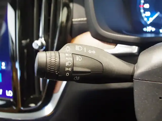 ボルボ Ｖ６０ 岐阜県 2022(令4)年 2.3万km ぺブルグレー ラグジュアリーパッケージ/チルトアップ機構付電動パノラマ・ガラス・サンルーフ Bowers&Wilkinsプレミアムサウンド・オーディオシステム/テイラード・ダッシュボード/運転支援機能/パイロット・アシスト（車線維持支援機能）/全車速追従機能付ACC（アダプティブ・クルーズ・コントロール）/ステアリング・アシスト（後車衝突回避支援機能付ブラインドスポット・インフォメーション・システム）/衝突回避・被害軽減ブレーキ機能付CTA（クロス・トラフィック・アラート）/被追突時警告機能（静止時ブレーキ維持機能付）/フルセグTV/前席後席シートヒーター/前席エアシート/前席パワーシート