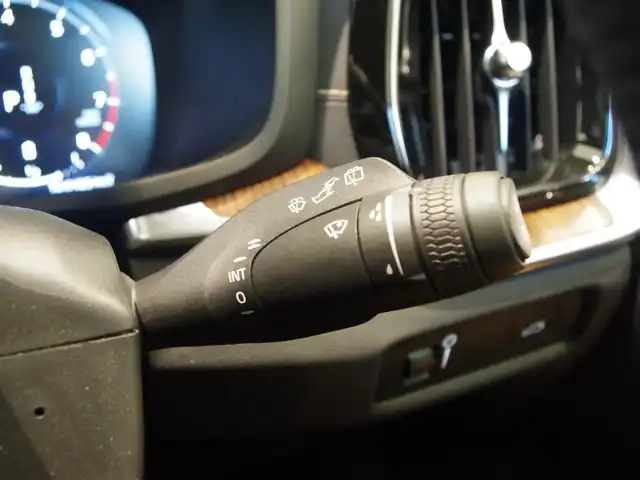 ボルボ Ｖ６０ 岐阜県 2022(令4)年 2.3万km ぺブルグレー ラグジュアリーパッケージ/チルトアップ機構付電動パノラマ・ガラス・サンルーフ Bowers&Wilkinsプレミアムサウンド・オーディオシステム/テイラード・ダッシュボード/運転支援機能/パイロット・アシスト（車線維持支援機能）/全車速追従機能付ACC（アダプティブ・クルーズ・コントロール）/ステアリング・アシスト（後車衝突回避支援機能付ブラインドスポット・インフォメーション・システム）/衝突回避・被害軽減ブレーキ機能付CTA（クロス・トラフィック・アラート）/被追突時警告機能（静止時ブレーキ維持機能付）/フルセグTV/前席後席シートヒーター/前席エアシート/前席パワーシート