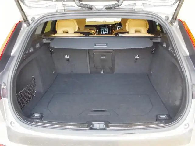 ボルボ Ｖ６０ 岐阜県 2022(令4)年 2.3万km ぺブルグレー ラグジュアリーパッケージ/チルトアップ機構付電動パノラマ・ガラス・サンルーフ Bowers&Wilkinsプレミアムサウンド・オーディオシステム/テイラード・ダッシュボード/運転支援機能/パイロット・アシスト（車線維持支援機能）/全車速追従機能付ACC（アダプティブ・クルーズ・コントロール）/ステアリング・アシスト（後車衝突回避支援機能付ブラインドスポット・インフォメーション・システム）/衝突回避・被害軽減ブレーキ機能付CTA（クロス・トラフィック・アラート）/被追突時警告機能（静止時ブレーキ維持機能付）/フルセグTV/前席後席シートヒーター/前席エアシート/前席パワーシート
