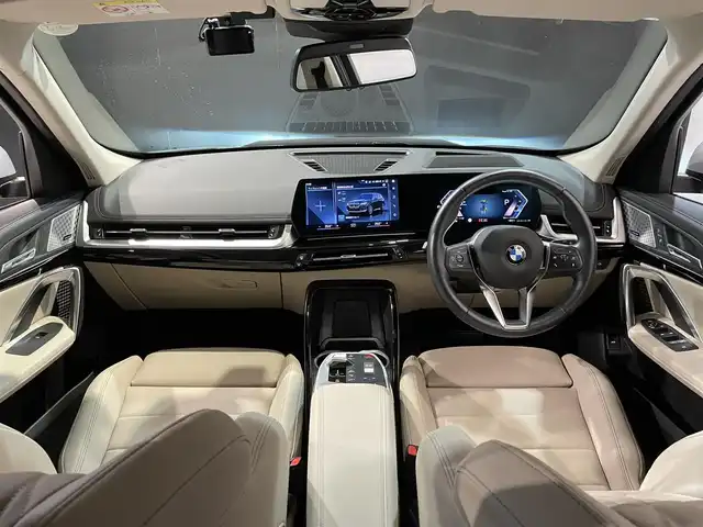 ＢＭＷ ＢＭＷ Ｘ１ xDrive 20d Xライン 道央・札幌 2023(令5)年 2.6万km サファイアブラックP ワンオーナー/ハイラインパッケージ/・スポーツシート/・アクティブシート/・ヴァーネスカレザーシート/・HiFiスピーカーシステムharman/kardon/ドライビングアシストプロフェッショナル/・高速道路渋滞時ハンズオフアシスト/・アクティブクルーズコントロール/・ステアリング&レーンコントロールアシスト/・レーンチェンジアシスト/・レーンチェンジウォーニング/・レーンキーピングアシスト/・クロストラフィックウォーニング/・前車接近警告機能/・後車衝突警告機能/・衝突回避被害軽減ブレーキ/・スピードリミットインフォ/・エマージェンシーストップアシスト/パーキングアシストプラス/・アクティブPDC/パークディスタンスコントロール/・パーキングアシスト/・リバースアシスト/・サラウンドビューシステム/BMWヘッドアップディスプレイ/アダプティブLEDヘッドライト/ハイビームアシスタント/アンビエントライト/ワイヤレスチャージング