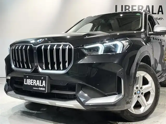 ＢＭＷ ＢＭＷ Ｘ１ xDrive 20d Xライン 道央・札幌 2023(令5)年 2.6万km サファイアブラックP ワンオーナー/ハイラインパッケージ/・スポーツシート/・アクティブシート/・ヴァーネスカレザーシート/・HiFiスピーカーシステムharman/kardon/ドライビングアシストプロフェッショナル/・高速道路渋滞時ハンズオフアシスト/・アクティブクルーズコントロール/・ステアリング&レーンコントロールアシスト/・レーンチェンジアシスト/・レーンチェンジウォーニング/・レーンキーピングアシスト/・クロストラフィックウォーニング/・前車接近警告機能/・後車衝突警告機能/・衝突回避被害軽減ブレーキ/・スピードリミットインフォ/・エマージェンシーストップアシスト/パーキングアシストプラス/・アクティブPDC/パークディスタンスコントロール/・パーキングアシスト/・リバースアシスト/・サラウンドビューシステム/BMWヘッドアップディスプレイ/アダプティブLEDヘッドライト/ハイビームアシスタント/アンビエントライト/ワイヤレスチャージング