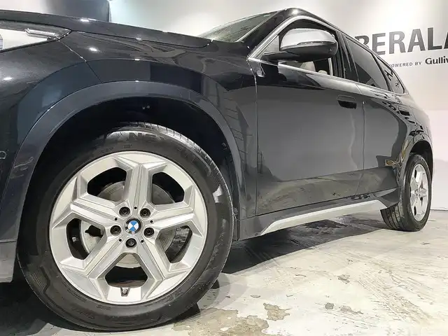 ＢＭＷ ＢＭＷ Ｘ１ xDrive 20d Xライン 道央・札幌 2023(令5)年 2.6万km サファイアブラックP ワンオーナー/ハイラインパッケージ/・スポーツシート/・アクティブシート/・ヴァーネスカレザーシート/・HiFiスピーカーシステムharman/kardon/ドライビングアシストプロフェッショナル/・高速道路渋滞時ハンズオフアシスト/・アクティブクルーズコントロール/・ステアリング&レーンコントロールアシスト/・レーンチェンジアシスト/・レーンチェンジウォーニング/・レーンキーピングアシスト/・クロストラフィックウォーニング/・前車接近警告機能/・後車衝突警告機能/・衝突回避被害軽減ブレーキ/・スピードリミットインフォ/・エマージェンシーストップアシスト/パーキングアシストプラス/・アクティブPDC/パークディスタンスコントロール/・パーキングアシスト/・リバースアシスト/・サラウンドビューシステム/BMWヘッドアップディスプレイ/アダプティブLEDヘッドライト/ハイビームアシスタント/アンビエントライト/ワイヤレスチャージング