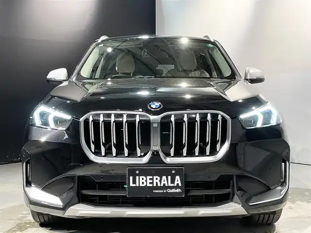 ＢＭＷ ＢＭＷ Ｘ１ xDrive 20d Xライン 道央・札幌 2023(令5)年 2.6万km サファイアブラックP ワンオーナー/ハイラインパッケージ/・スポーツシート/・アクティブシート/・ヴァーネスカレザーシート/・HiFiスピーカーシステムharman/kardon/ドライビングアシストプロフェッショナル/・高速道路渋滞時ハンズオフアシスト/・アクティブクルーズコントロール/・ステアリング&レーンコントロールアシスト/・レーンチェンジアシスト/・レーンチェンジウォーニング/・レーンキーピングアシスト/・クロストラフィックウォーニング/・前車接近警告機能/・後車衝突警告機能/・衝突回避被害軽減ブレーキ/・スピードリミットインフォ/・エマージェンシーストップアシスト/パーキングアシストプラス/・アクティブPDC/パークディスタンスコントロール/・パーキングアシスト/・リバースアシスト/・サラウンドビューシステム/BMWヘッドアップディスプレイ/アダプティブLEDヘッドライト/ハイビームアシスタント/アンビエントライト/ワイヤレスチャージング