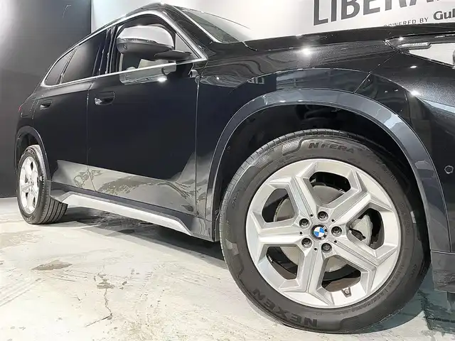 ＢＭＷ ＢＭＷ Ｘ１ xDrive 20d Xライン 道央・札幌 2023(令5)年 2.6万km サファイアブラックP ワンオーナー/ハイラインパッケージ/・スポーツシート/・アクティブシート/・ヴァーネスカレザーシート/・HiFiスピーカーシステムharman/kardon/ドライビングアシストプロフェッショナル/・高速道路渋滞時ハンズオフアシスト/・アクティブクルーズコントロール/・ステアリング&レーンコントロールアシスト/・レーンチェンジアシスト/・レーンチェンジウォーニング/・レーンキーピングアシスト/・クロストラフィックウォーニング/・前車接近警告機能/・後車衝突警告機能/・衝突回避被害軽減ブレーキ/・スピードリミットインフォ/・エマージェンシーストップアシスト/パーキングアシストプラス/・アクティブPDC/パークディスタンスコントロール/・パーキングアシスト/・リバースアシスト/・サラウンドビューシステム/BMWヘッドアップディスプレイ/アダプティブLEDヘッドライト/ハイビームアシスタント/アンビエントライト/ワイヤレスチャージング