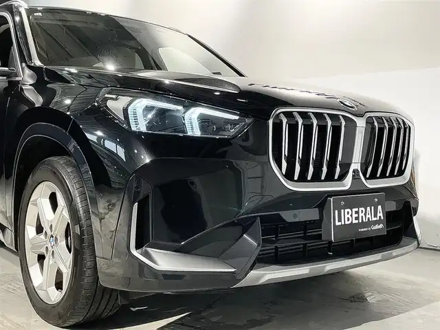 ＢＭＷ ＢＭＷ Ｘ１ xDrive 20d Xライン 道央・札幌 2023(令5)年 2.6万km サファイアブラックP ワンオーナー/ハイラインパッケージ/・スポーツシート/・アクティブシート/・ヴァーネスカレザーシート/・HiFiスピーカーシステムharman/kardon/ドライビングアシストプロフェッショナル/・高速道路渋滞時ハンズオフアシスト/・アクティブクルーズコントロール/・ステアリング&レーンコントロールアシスト/・レーンチェンジアシスト/・レーンチェンジウォーニング/・レーンキーピングアシスト/・クロストラフィックウォーニング/・前車接近警告機能/・後車衝突警告機能/・衝突回避被害軽減ブレーキ/・スピードリミットインフォ/・エマージェンシーストップアシスト/パーキングアシストプラス/・アクティブPDC/パークディスタンスコントロール/・パーキングアシスト/・リバースアシスト/・サラウンドビューシステム/BMWヘッドアップディスプレイ/アダプティブLEDヘッドライト/ハイビームアシスタント/アンビエントライト/ワイヤレスチャージング