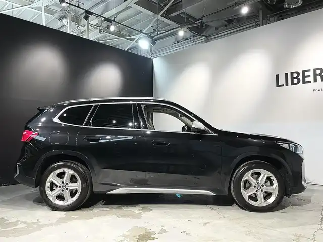 ＢＭＷ ＢＭＷ Ｘ１ xDrive 20d Xライン 道央・札幌 2023(令5)年 2.6万km サファイアブラックP ワンオーナー/ハイラインパッケージ/・スポーツシート/・アクティブシート/・ヴァーネスカレザーシート/・HiFiスピーカーシステムharman/kardon/ドライビングアシストプロフェッショナル/・高速道路渋滞時ハンズオフアシスト/・アクティブクルーズコントロール/・ステアリング&レーンコントロールアシスト/・レーンチェンジアシスト/・レーンチェンジウォーニング/・レーンキーピングアシスト/・クロストラフィックウォーニング/・前車接近警告機能/・後車衝突警告機能/・衝突回避被害軽減ブレーキ/・スピードリミットインフォ/・エマージェンシーストップアシスト/パーキングアシストプラス/・アクティブPDC/パークディスタンスコントロール/・パーキングアシスト/・リバースアシスト/・サラウンドビューシステム/BMWヘッドアップディスプレイ/アダプティブLEDヘッドライト/ハイビームアシスタント/アンビエントライト/ワイヤレスチャージング