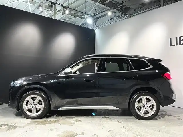 ＢＭＷ ＢＭＷ Ｘ１ xDrive 20d Xライン 道央・札幌 2023(令5)年 2.6万km サファイアブラックP ワンオーナー/ハイラインパッケージ/・スポーツシート/・アクティブシート/・ヴァーネスカレザーシート/・HiFiスピーカーシステムharman/kardon/ドライビングアシストプロフェッショナル/・高速道路渋滞時ハンズオフアシスト/・アクティブクルーズコントロール/・ステアリング&レーンコントロールアシスト/・レーンチェンジアシスト/・レーンチェンジウォーニング/・レーンキーピングアシスト/・クロストラフィックウォーニング/・前車接近警告機能/・後車衝突警告機能/・衝突回避被害軽減ブレーキ/・スピードリミットインフォ/・エマージェンシーストップアシスト/パーキングアシストプラス/・アクティブPDC/パークディスタンスコントロール/・パーキングアシスト/・リバースアシスト/・サラウンドビューシステム/BMWヘッドアップディスプレイ/アダプティブLEDヘッドライト/ハイビームアシスタント/アンビエントライト/ワイヤレスチャージング