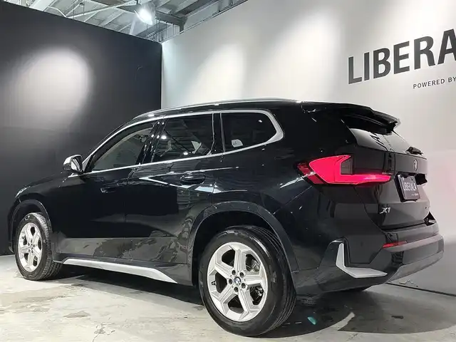 ＢＭＷ ＢＭＷ Ｘ１ xDrive 20d Xライン 道央・札幌 2023(令5)年 2.6万km サファイアブラックP ワンオーナー/ハイラインパッケージ/・スポーツシート/・アクティブシート/・ヴァーネスカレザーシート/・HiFiスピーカーシステムharman/kardon/ドライビングアシストプロフェッショナル/・高速道路渋滞時ハンズオフアシスト/・アクティブクルーズコントロール/・ステアリング&レーンコントロールアシスト/・レーンチェンジアシスト/・レーンチェンジウォーニング/・レーンキーピングアシスト/・クロストラフィックウォーニング/・前車接近警告機能/・後車衝突警告機能/・衝突回避被害軽減ブレーキ/・スピードリミットインフォ/・エマージェンシーストップアシスト/パーキングアシストプラス/・アクティブPDC/パークディスタンスコントロール/・パーキングアシスト/・リバースアシスト/・サラウンドビューシステム/BMWヘッドアップディスプレイ/アダプティブLEDヘッドライト/ハイビームアシスタント/アンビエントライト/ワイヤレスチャージング