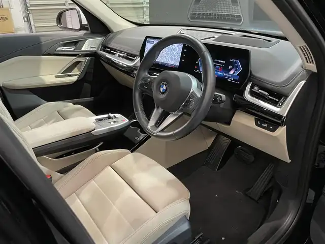 ＢＭＷ ＢＭＷ Ｘ１ xDrive 20d Xライン 道央・札幌 2023(令5)年 2.6万km サファイアブラックP ワンオーナー/ハイラインパッケージ/・スポーツシート/・アクティブシート/・ヴァーネスカレザーシート/・HiFiスピーカーシステムharman/kardon/ドライビングアシストプロフェッショナル/・高速道路渋滞時ハンズオフアシスト/・アクティブクルーズコントロール/・ステアリング&レーンコントロールアシスト/・レーンチェンジアシスト/・レーンチェンジウォーニング/・レーンキーピングアシスト/・クロストラフィックウォーニング/・前車接近警告機能/・後車衝突警告機能/・衝突回避被害軽減ブレーキ/・スピードリミットインフォ/・エマージェンシーストップアシスト/パーキングアシストプラス/・アクティブPDC/パークディスタンスコントロール/・パーキングアシスト/・リバースアシスト/・サラウンドビューシステム/BMWヘッドアップディスプレイ/アダプティブLEDヘッドライト/ハイビームアシスタント/アンビエントライト/ワイヤレスチャージング