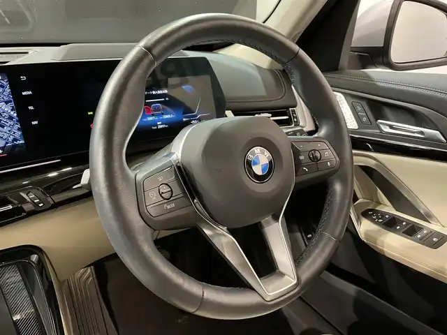 ＢＭＷ ＢＭＷ Ｘ１ xDrive 20d Xライン 道央・札幌 2023(令5)年 2.6万km サファイアブラックP ワンオーナー/ハイラインパッケージ/・スポーツシート/・アクティブシート/・ヴァーネスカレザーシート/・HiFiスピーカーシステムharman/kardon/ドライビングアシストプロフェッショナル/・高速道路渋滞時ハンズオフアシスト/・アクティブクルーズコントロール/・ステアリング&レーンコントロールアシスト/・レーンチェンジアシスト/・レーンチェンジウォーニング/・レーンキーピングアシスト/・クロストラフィックウォーニング/・前車接近警告機能/・後車衝突警告機能/・衝突回避被害軽減ブレーキ/・スピードリミットインフォ/・エマージェンシーストップアシスト/パーキングアシストプラス/・アクティブPDC/パークディスタンスコントロール/・パーキングアシスト/・リバースアシスト/・サラウンドビューシステム/BMWヘッドアップディスプレイ/アダプティブLEDヘッドライト/ハイビームアシスタント/アンビエントライト/ワイヤレスチャージング