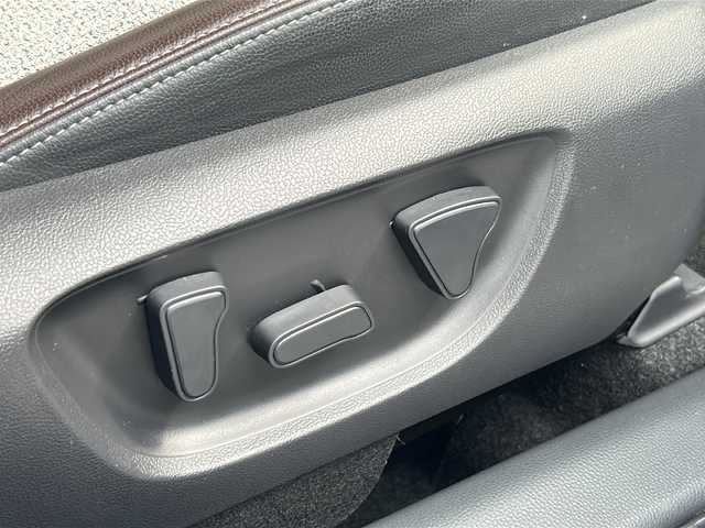 トヨタ ヤリスクロス ハイブリッド Z 広島県 2022(令4)年 5.5万km プラチナホワイトパールマイカ ワンオーナー /純正ディスプレイオーディオナビ/Bluetooth/フルセグTV/USB/パノラミックビューモニター/レーダークルーズコントロール/ハーフレザーシート /シートヒーター /パワーシート/LEDオートライト/オートマチックハイビーム /ステアリングヒーター/純正前後ドライブレコーダー/純正18インチアルミホイール/スマートキー/プッシュスタート/純正フロアマット