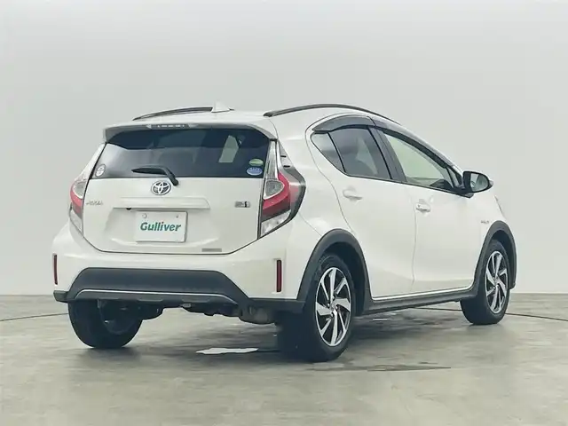トヨタ アクア クロスオーバー 福島県 2017(平29)年 4.4万km ライムホワイトパールクリスタルシャイン トヨタセーフティーセンス　/純正大画面ナビゲーション　/バックカメラ　/ＥＴＣ２．０　/フロントカメラ　/ホワイトレザーシート　/革巻きステアリング　/・チルトステアリング　/・ステアリングスイッチ　/プッシュスタート/・スマートキー/・スペアキー/LEDライト/・オートライト/・レベライザー/純正フロアマット/電動格納ウィンカーミラー/取扱説明書/・保証書