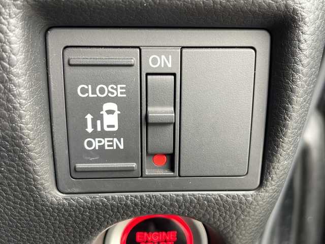 ホンダ Ｎ ＢＯＸ カスタム G L ホンダセンシング 鳥取県 2018(平30)年 7.6万km クリスタルブラックパール Honda SENSING/・車線維持支援システム/・追突軽減ブレーキ/。衝突軽減ブレーキ/・誤発進抑制機能/・後方誤発進抑制機能/・歩行者事故低減ステアリング/・路外逸脱抑制機能/・アダプティブ・クルーズ・コントロール/・車線維持支援システム/・オートハイビーム/・先行車発進お知らせ機能/・標識認識機能/ナビ装着用スペシャルパッケージ/・リアワイドカメラ/・HDDナビAVN660HDmkII/・ビルトインETC/・オーディオリモートコントロールスイッチ/・ハンズフリーテレホンスイッチ/・音声認識スイッチ/プラズマクラスター技術搭載フルオート・エアコンディショナー/リア左側パワースライドドア/フルセグTV　Bluetooth　DVD CD　MSV/オートリトラミラー/LEDライト/フォグランプ/ブラック塗装＋切削 14インチアルミホイール/オートライト/スマートキー/スペアキー/フロアマット/ドアバイザー/前席用i-サイドエアバッグシステム＋サイドカーテンエアバッグシステム/新車保証書/取扱説明書