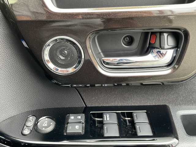 ホンダ Ｎ ＢＯＸ カスタム G L ホンダセンシング 鳥取県 2018(平30)年 7.6万km クリスタルブラックパール Honda SENSING/・車線維持支援システム/・追突軽減ブレーキ/。衝突軽減ブレーキ/・誤発進抑制機能/・後方誤発進抑制機能/・歩行者事故低減ステアリング/・路外逸脱抑制機能/・アダプティブ・クルーズ・コントロール/・車線維持支援システム/・オートハイビーム/・先行車発進お知らせ機能/・標識認識機能/ナビ装着用スペシャルパッケージ/・リアワイドカメラ/・HDDナビAVN660HDmkII/・ビルトインETC/・オーディオリモートコントロールスイッチ/・ハンズフリーテレホンスイッチ/・音声認識スイッチ/プラズマクラスター技術搭載フルオート・エアコンディショナー/リア左側パワースライドドア/フルセグTV　Bluetooth　DVD CD　MSV/オートリトラミラー/LEDライト/フォグランプ/ブラック塗装＋切削 14インチアルミホイール/オートライト/スマートキー/スペアキー/フロアマット/ドアバイザー/前席用i-サイドエアバッグシステム＋サイドカーテンエアバッグシステム/新車保証書/取扱説明書