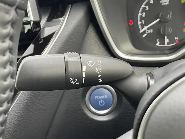 トヨタ カローラ ハイブリット S 岡山県 2022(令4)年 1万km プラチナホワイトパールマイカ 純正ディスプレイオーディオ　/AM、FM、Bluetooth/AppleCarplay、AndroidAuto/バックカメラ/前席シートヒーター/ステアリングヒーター/トヨタセーフティセンス/・プリクラッシュセーフティ/・レーントレーシングアシスト/・レーダークルーズコントロール/・オートマチックハイビーム/・ロードサインアシスト/車両接近通報装置