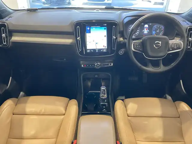 ボルボ ＸＣ４０ T4 AWD インスクリプション 熊本県 2019(令1)年 6万km デニムブルーメタリック ・スマートキー/・プッシュスタート/・City Safety/・レーンキープエイド/・ロードサインインフォメーション/・ドライバーアラート/・ハイビームアシスト/・パークアシスト/・クロストラフィックアラート/・ブラインドスポットモニター/・アクティブ・ベンディング・ライト/・衝突回避/・クルーズコントロール(追従式)/・茶革シート/・前席パワーシート/・全席シートヒーター/・ハンドルヒーター/・純正メモリナビ/　【Bluetooth・USB・AppleCarPlay・AndroidAuto】/・harman/kardonサウンドシステム/・フルセグTV/・全方位カメラ/・ETC/・ワイヤレス充電/・LEDヘッドランプ/・LEDフォグランプ/・純正マット