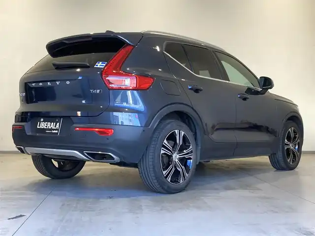 ボルボ ＸＣ４０ T4 AWD インスクリプション 熊本県 2019(令1)年 6万km デニムブルーメタリック ・スマートキー/・プッシュスタート/・City Safety/・レーンキープエイド/・ロードサインインフォメーション/・ドライバーアラート/・ハイビームアシスト/・パークアシスト/・クロストラフィックアラート/・ブラインドスポットモニター/・アクティブ・ベンディング・ライト/・衝突回避/・クルーズコントロール(追従式)/・茶革シート/・前席パワーシート/・全席シートヒーター/・ハンドルヒーター/・純正メモリナビ/　【Bluetooth・USB・AppleCarPlay・AndroidAuto】/・harman/kardonサウンドシステム/・フルセグTV/・全方位カメラ/・ETC/・ワイヤレス充電/・LEDヘッドランプ/・LEDフォグランプ/・純正マット