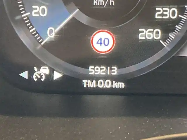 ボルボ ＸＣ４０ T4 AWD インスクリプション 熊本県 2019(令1)年 6万km デニムブルーメタリック ・スマートキー/・プッシュスタート/・City Safety/・レーンキープエイド/・ロードサインインフォメーション/・ドライバーアラート/・ハイビームアシスト/・パークアシスト/・クロストラフィックアラート/・ブラインドスポットモニター/・アクティブ・ベンディング・ライト/・衝突回避/・クルーズコントロール(追従式)/・茶革シート/・前席パワーシート/・全席シートヒーター/・ハンドルヒーター/・純正メモリナビ/　【Bluetooth・USB・AppleCarPlay・AndroidAuto】/・harman/kardonサウンドシステム/・フルセグTV/・全方位カメラ/・ETC/・ワイヤレス充電/・LEDヘッドランプ/・LEDフォグランプ/・純正マット