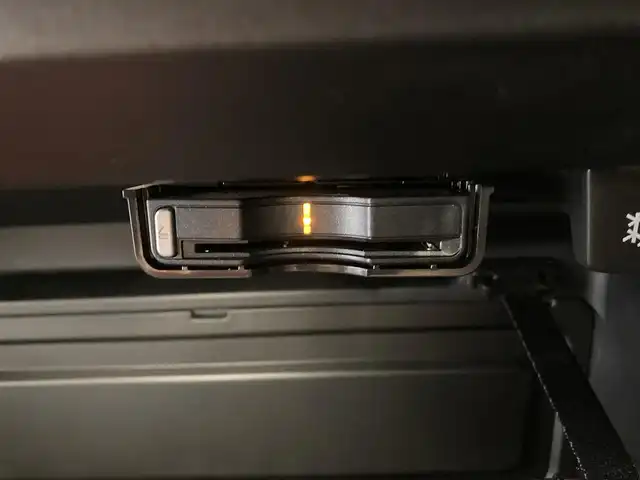 ボルボ ＸＣ４０ T4 AWD インスクリプション 熊本県 2019(令1)年 6万km デニムブルーメタリック ・スマートキー/・プッシュスタート/・City Safety/・レーンキープエイド/・ロードサインインフォメーション/・ドライバーアラート/・ハイビームアシスト/・パークアシスト/・クロストラフィックアラート/・ブラインドスポットモニター/・アクティブ・ベンディング・ライト/・衝突回避/・クルーズコントロール(追従式)/・茶革シート/・前席パワーシート/・全席シートヒーター/・ハンドルヒーター/・純正メモリナビ/　【Bluetooth・USB・AppleCarPlay・AndroidAuto】/・harman/kardonサウンドシステム/・フルセグTV/・全方位カメラ/・ETC/・ワイヤレス充電/・LEDヘッドランプ/・LEDフォグランプ/・純正マット