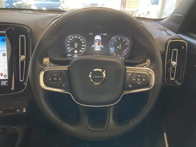 ボルボ ＸＣ４０ T4 AWD インスクリプション 熊本県 2019(令1)年 6万km デニムブルーメタリック ・スマートキー/・プッシュスタート/・City Safety/・レーンキープエイド/・ロードサインインフォメーション/・ドライバーアラート/・ハイビームアシスト/・パークアシスト/・クロストラフィックアラート/・ブラインドスポットモニター/・アクティブ・ベンディング・ライト/・衝突回避/・クルーズコントロール(追従式)/・茶革シート/・前席パワーシート/・全席シートヒーター/・ハンドルヒーター/・純正メモリナビ/　【Bluetooth・USB・AppleCarPlay・AndroidAuto】/・harman/kardonサウンドシステム/・フルセグTV/・全方位カメラ/・ETC/・ワイヤレス充電/・LEDヘッドランプ/・LEDフォグランプ/・純正マット